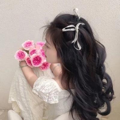 落在她身边